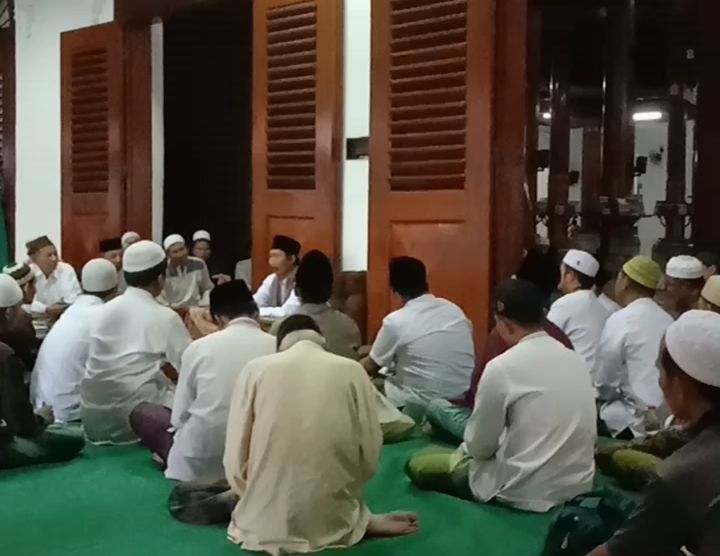 Kajian kitab di serambi Masjid Sunan Ampel menjelang waktu berbuka. (Dokumentasi pribadi)