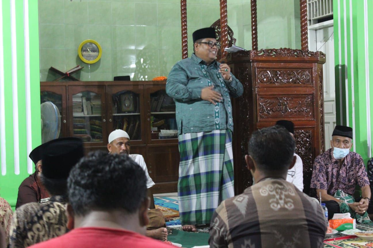 Bupati Suhatri Bur tampil gagah dengan sarungnya yang kokoh. (foto dok medi hendra)