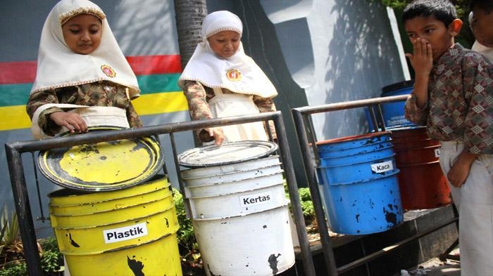 Ilustrasi- Siswa SD Aswaja melihat pemilahan jenis sampah saat berkunjung di Bank Sampah Sukun, Kota Malang, Rabu (15/4/2015).| Surya/Hayu Yudha