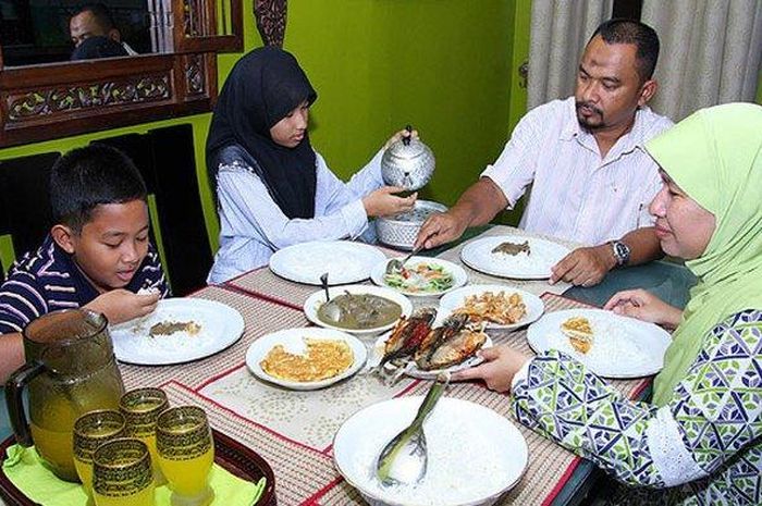 Makan sahur. Foto: Sonora.id