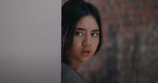 Akting Ziva Magnolya sebagai Rindu dalam film Pulang. Foto: Tangkapan Layar Youtube/Falcon 