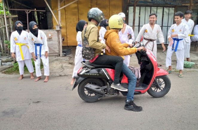 Karateka Estib dan JKC Jotangan Membagikan Takjil/dokpri