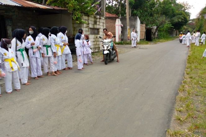 Senyum Ramah Saat Mebagikan Takjil/dokpri