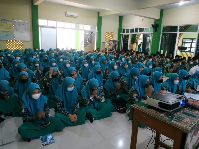 Peserta didik kelas IX antusias menyimak pemaparan pemateri.