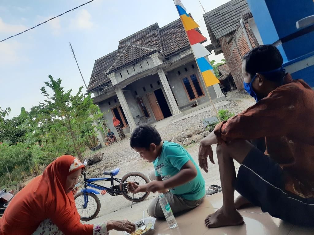 Menemani makan cucu yang mudik. Dokpri