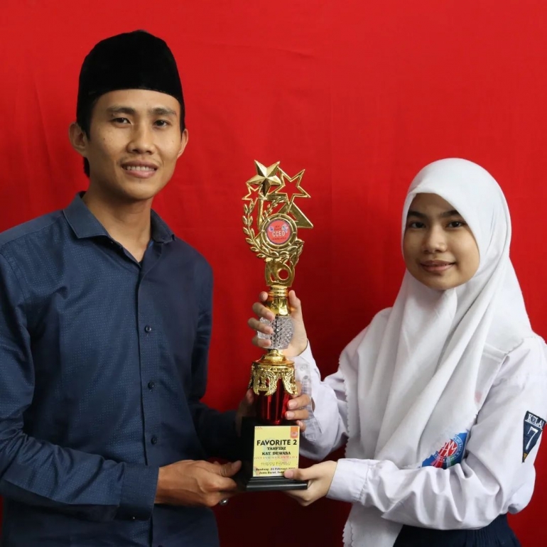 Ustadz Dede Setiawan bersama Amelia Nazwa Zahra