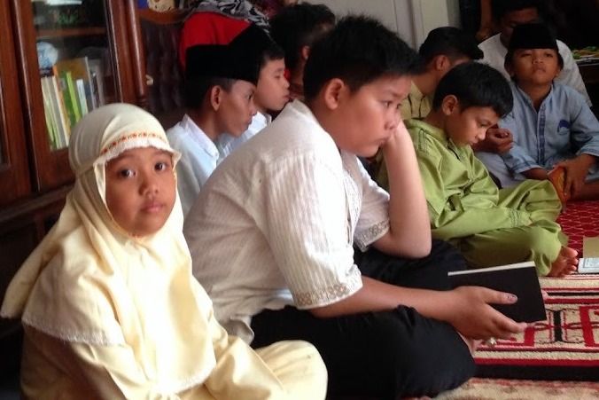 Image: Mengurus dan menyayangi anak-anak yatim dengan baik (by Merza Gamal)