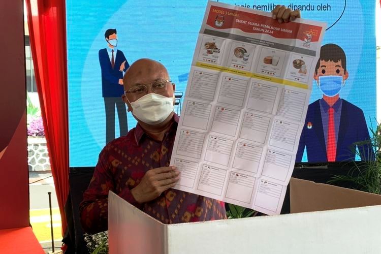 Ketua KPU RI Ilham Saputra memegang contoh surat suara dalam simulasi pemungutan suara di KPU RI, Selasa (22/3/2022). Sumber: KOMPAS.com/Mutia Fauzia