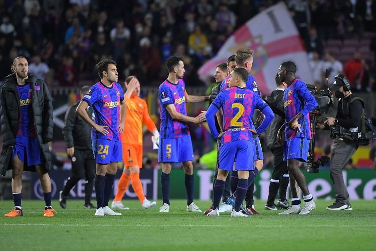 Wajah kecewa pemain Barcelona sesudah takluk dari Eintracht Frankfurt di leg kedua Liga Eropa di Camp Nou (AFP/Jose Jordan via Kompas.com)