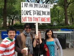Sarkasnya kena banget, kan! ini ketika para imigran mendemo | Sumber gambar boredpanda.com