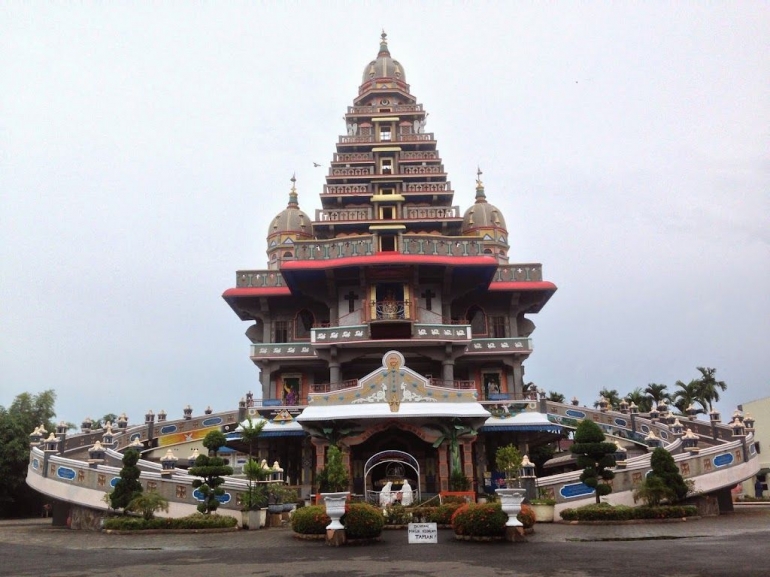 Image: Gereja ini dibangun oleh pendatang dari Tamil, India Selatan yang menganut agama Katholik (by Meza Gamal)