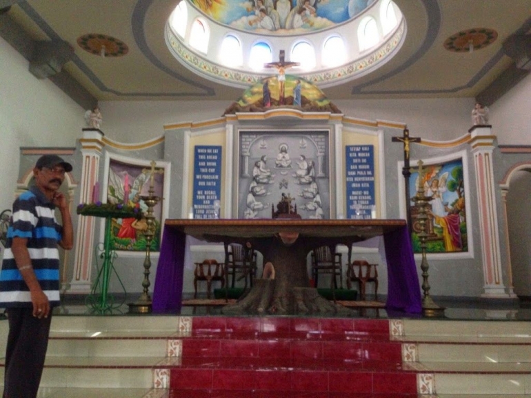Image: Altar GerejaGraha Maria Annai Velangkani (by Merza Gamal)