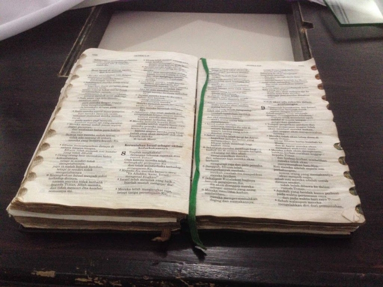 Image: Injil yang selamat dari kebakaran gereja sebelumnya dan dipajang di altar Gereja saat ini (by Merza Gamal)