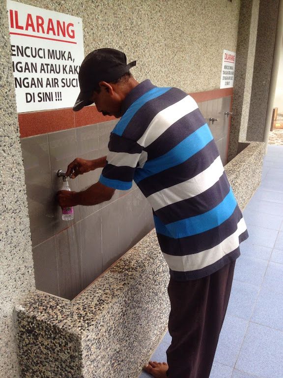 Image: Air dari sumur suci Gereja dialirkan melalui keran (by Merza Gamal)