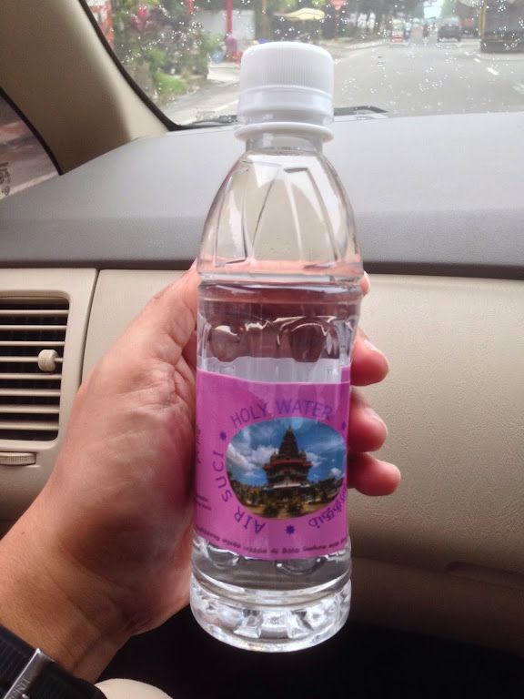 Image: Gereja menyediakan botol untuk membawa pulang air yang dipercaya sebagai sumur suci bagi umat yang meyakininya (by Merza Gamal)