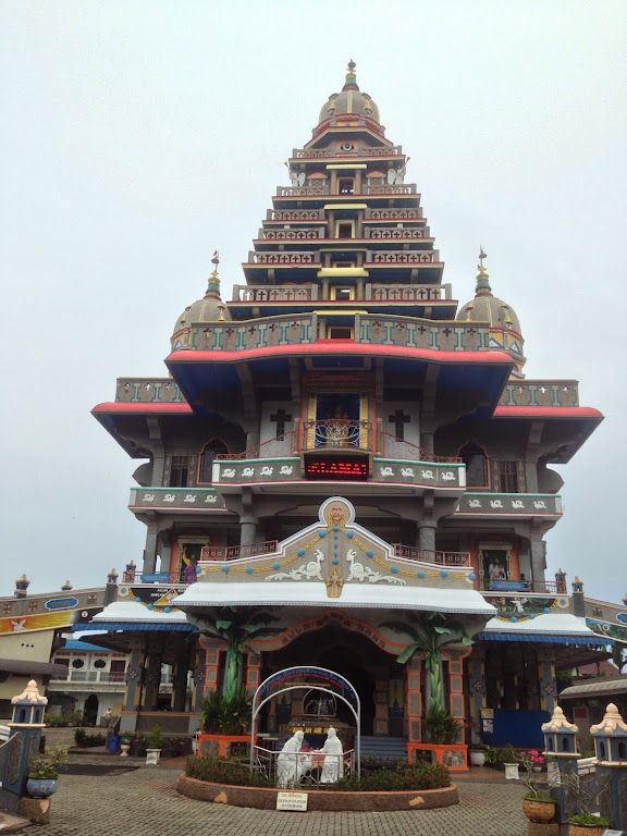 Image: Bangunan Gereja dilengkapi dengan 3 kubah dan 7 menara (by Merza Gamal)