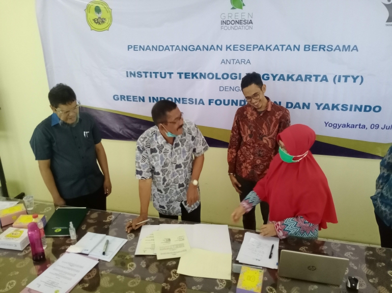 Penulis menandatangani MoU bersama Institut Teknologi Yogyakarta (ITY) dalam rangka PP EPR Sampah (2020), Sumber: ITY Yogya.