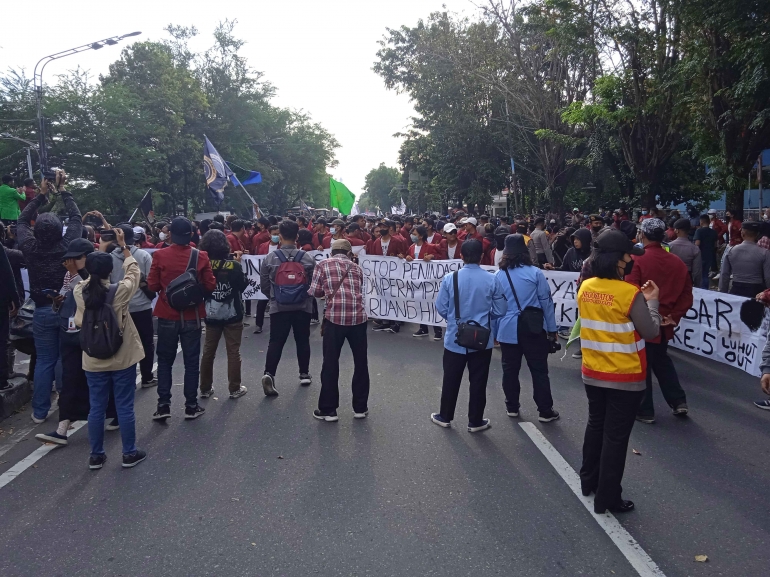 mahasiswa berhenti dekat patung Slamet Riyadi, Gladag | dokumentasi pribadi