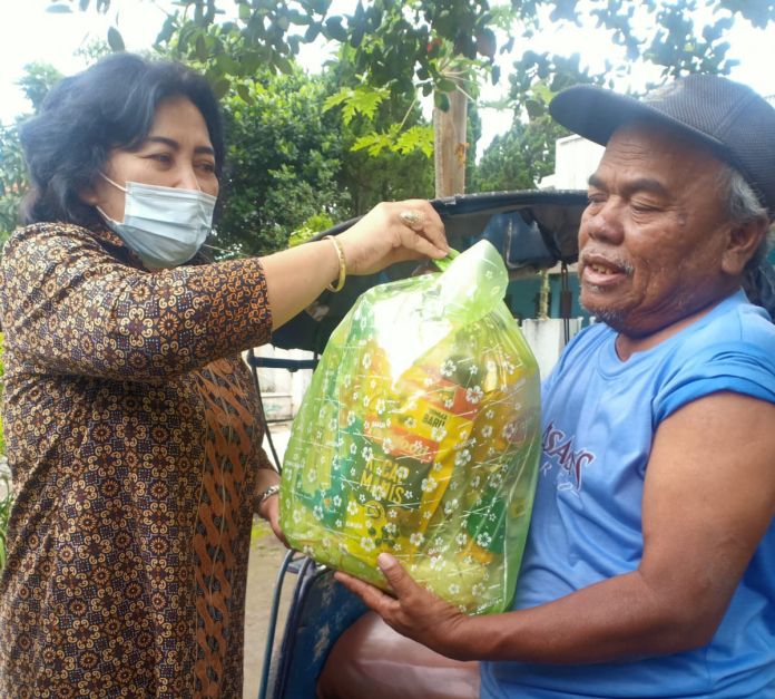 Berbagi kepada yang membutuhkan.|Dokumen Panitia Paskah 22 Paroki Ksatrian Malang 