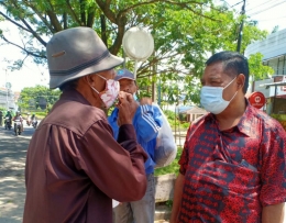 Berbagi juga di luar gereja.| Dokumen Panitia Paskah 22 Paroki Ksatrian Malang 