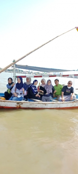 Berperahu di Pantai Kenjeran (Dokpri)