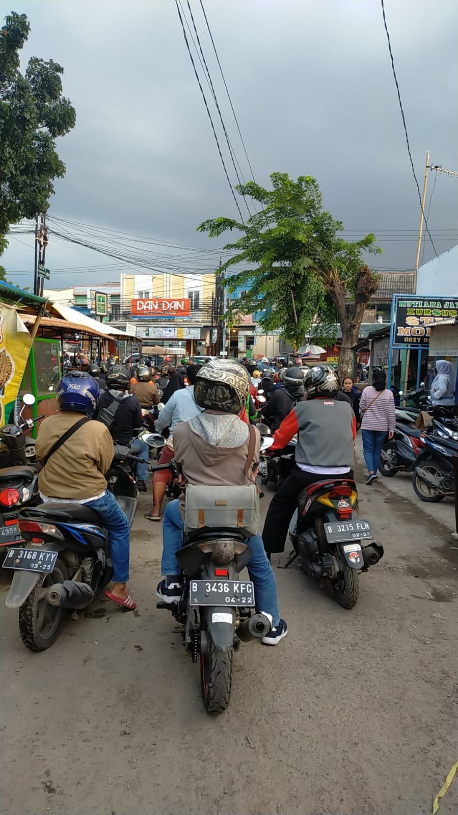 Macetnya Bekasi hingga motor di gang tidak bisa lewat (dokpri)