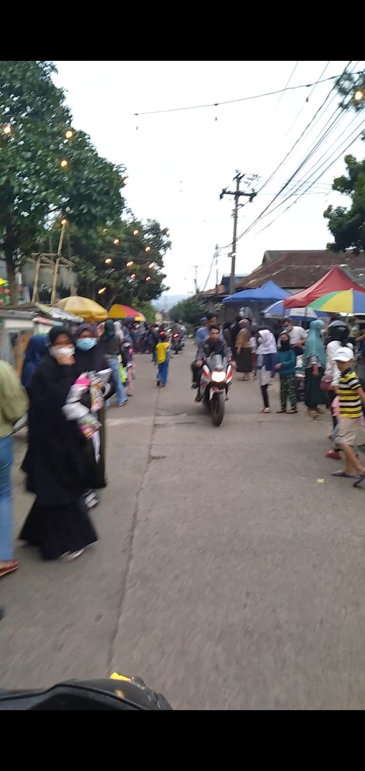 Ngabuburit antiribet ya ngabuburit dekat rumah saja. Meskipun sebentar tetap bikin bahagia. Foto: Dokpri