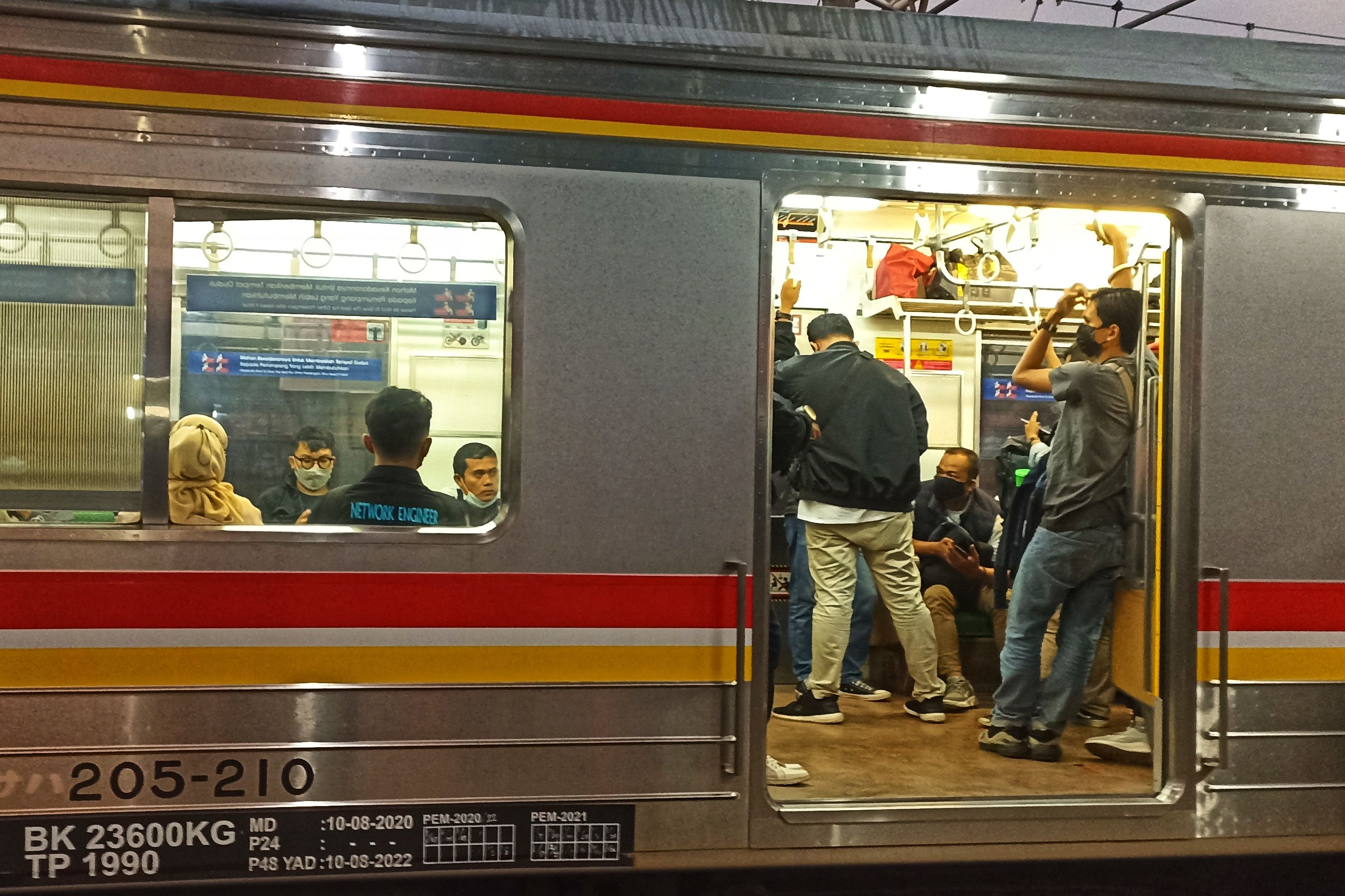 Suasana KRL Commuterline (foto by widikurniawan)