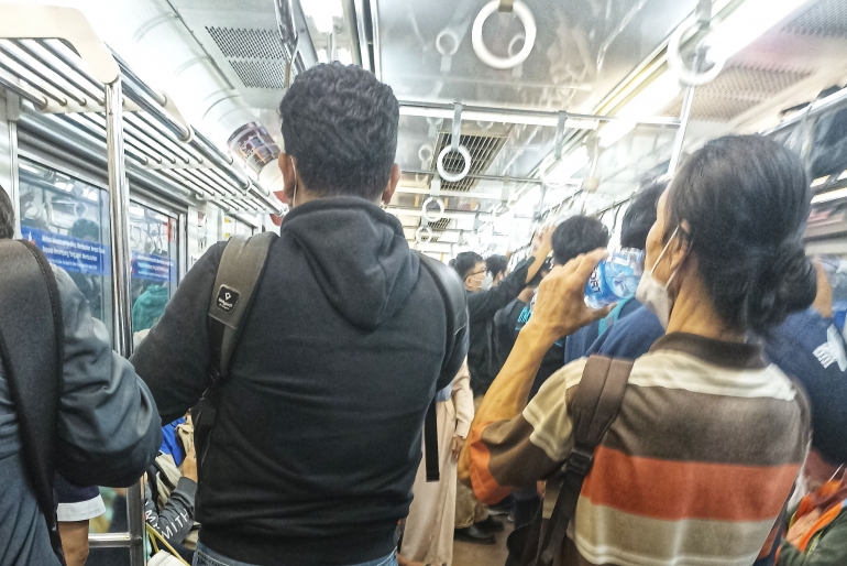 Penumpang berbuka puasa di atas KRL Commuterline (foto by widikurniawan)