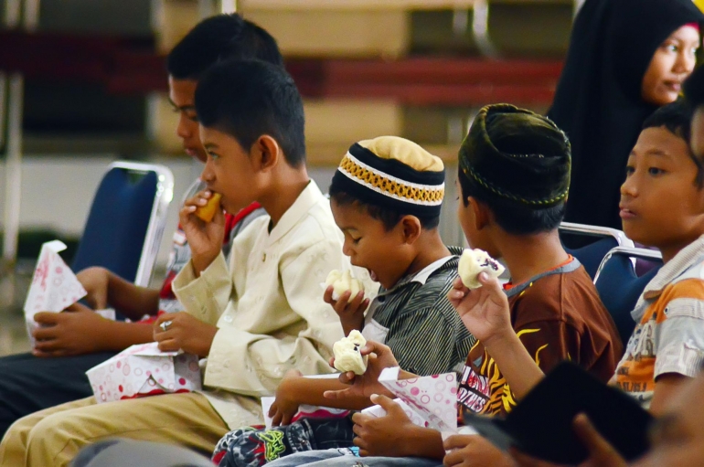 ilustrasi anak-anak buka puasa bersama di masjid. (sumber: pixabay.com/saifulmulia)