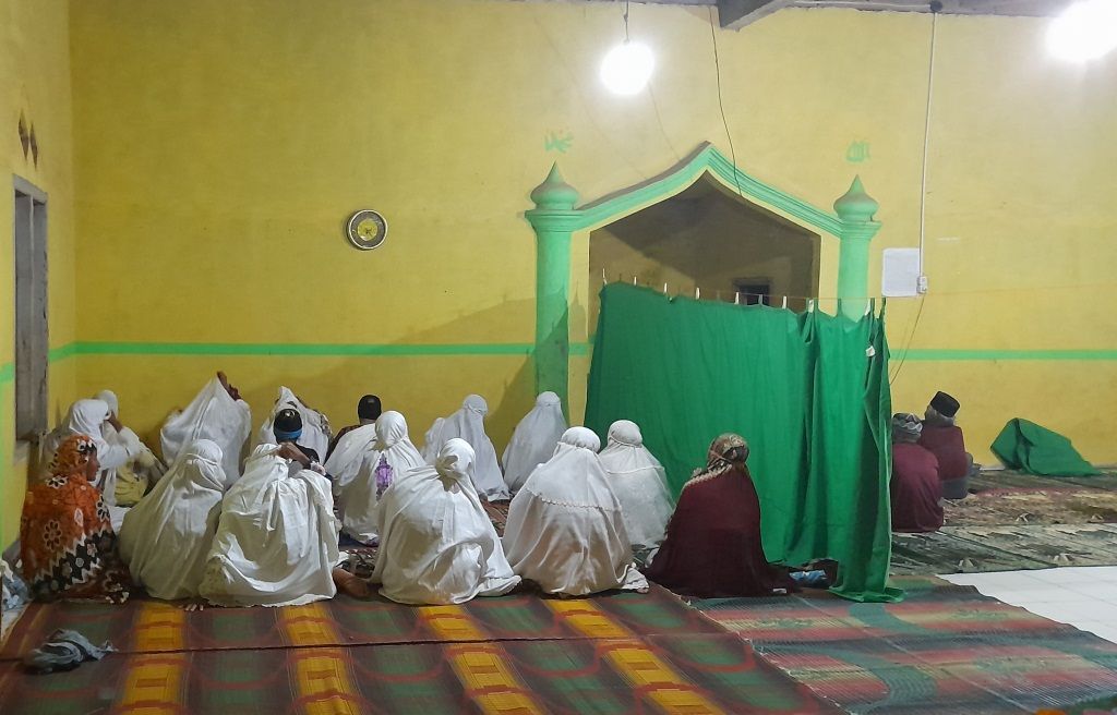 Sholat berjamaah setelah bukber di RT1 Bukit Jambi. 13-4-2022. Dok pribadi