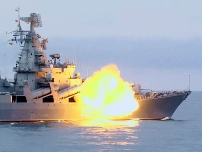 Kapal Moskva yang terbakar di Laut Hitam Rusia pada Kamis 14/4/2022(Marca Foto: Indozone)