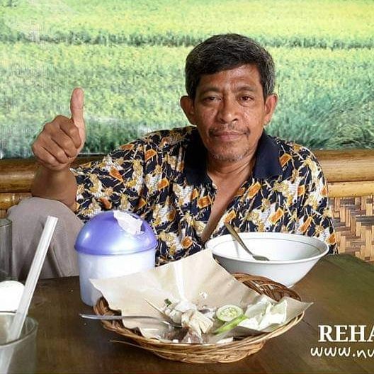 Menikmati menu buka puasa dan sahur, terkadang hilang kendali karena tergoda dengan yang tersaji (foto: dok Nur Terbit)