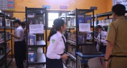 Mencari buku referensi di perpustakaan,| Dokumentasi Bintaraloka