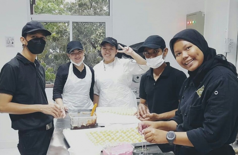 Team dapur pastry thamra produksi cookies (foto : hanif ahmad) 
