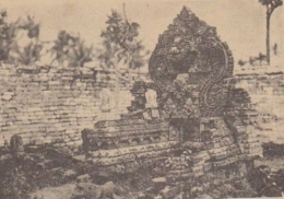 Makam kuno memakai ghunongan dari Madura (Sumber:  Pengantar Sejarah Kebudayaan Indonesia Jilid III)