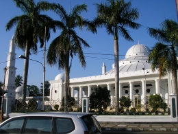 Image: Masjid Agung At Taqwa Bengkulu dengan kubah yang uni (by Merza Gamal)