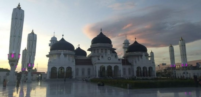 Image: Masjid Baiturrahman Banda Aceh (by Merza Gamal)