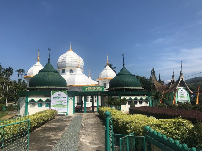 Image: Masjid Raya Pangkalan Koto Baru di jalan lintas Riau-Sumatra Barat (by Merza Gamal)