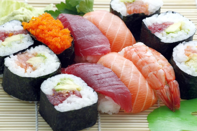 Sushi ikan salmon oleh DesignNPrint dari pixabay.com