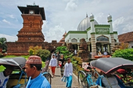 Arsitektur masjid Kudus yang khas bercorak Hindu-Budha. Sumber: National Geographic Indonesia
