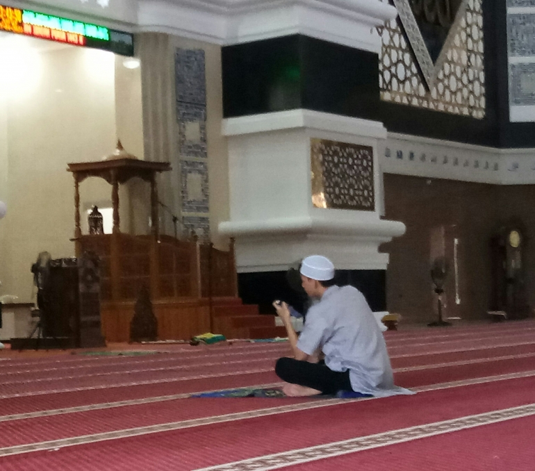 Seorang Pemuda Membaca Al-Quran. Foto: Pribadi