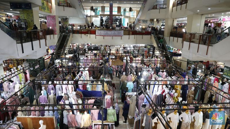 Berburu Baju Lebaran. Foto: CNBC Indonesia.