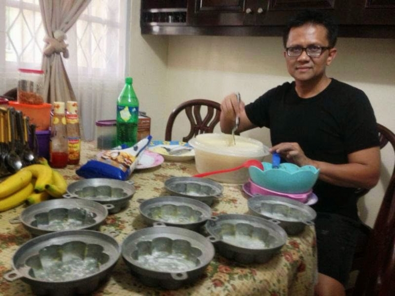 Image: Membuat Bolu Kemojo Pisang untuk berbuka puasa (by Merza Gamal)