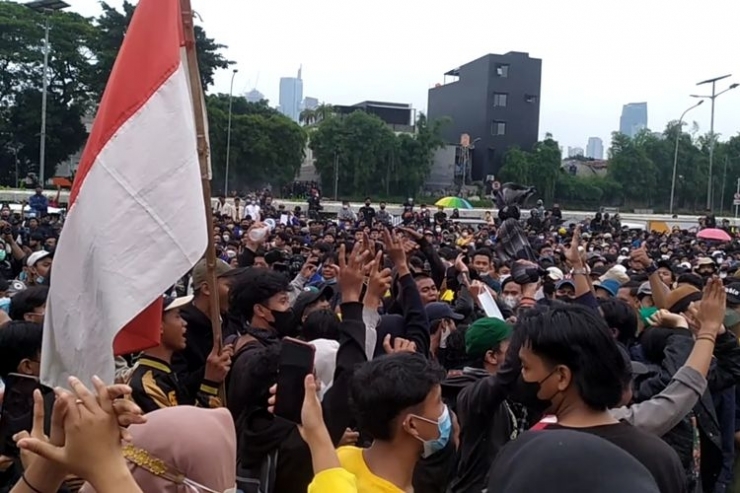 Masa aksi di depan gerbang Gedung DPR/MPR RI, Jakarta Pusat, Senin (11/4/2022) menjelang sore. (Kompas.com/MITA AMALIA HAPSARI) 
