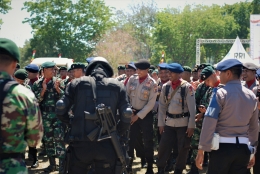 TNI dan Polisi saling membaur satu sama lain demi jaga toleransi beragama saat ada perayaan atau ritual khusus (dokpri)