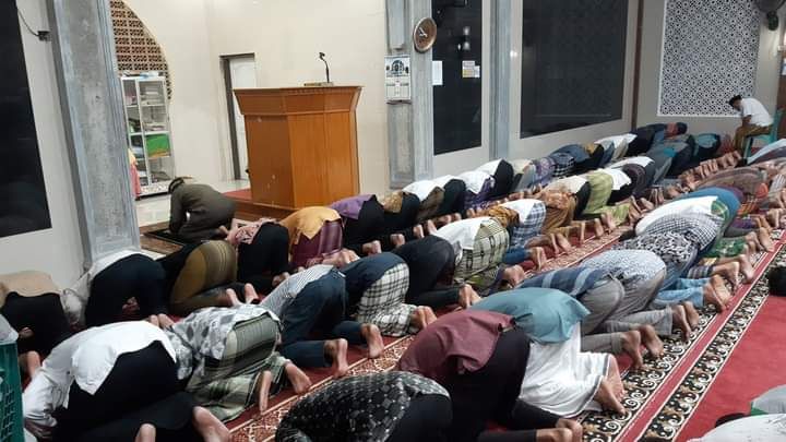 Shalat berjamaah bulan puasa di salah satu masjid di Kota Pariaman. (foto dok irvan khairul ananda)