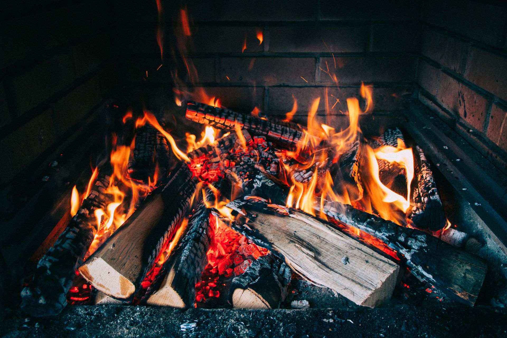 Ilustrasi amal kebaikan bisa rusak oleh perbuatan buruk seperti kayu bakar bisa habis dilahap api (Sumber : pixabay.com)