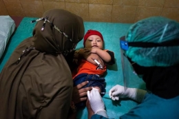 Manfaat imunisasi dan vaksin jelas semakin terasa di mana mewabahnya pandemi (Ilustrasi: Unicef Indonesia/unicef.org)