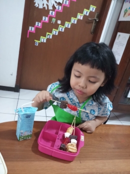 Azan Dzuhur, selesai memasak bersama skul. Koleksi Pribadi